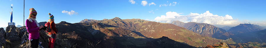 Dalla vetta del Corno Zuccone (1458 m) panorama verso est